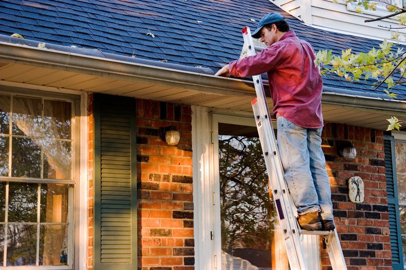 How to Clean Your Gutters During the Autumn